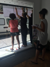 Künstler*innen bei der Arbeit