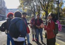 Teilnehmerinnen mit Projektanzeige im öffentlichen Raum