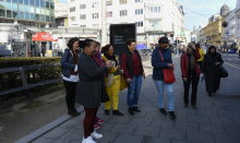 Teilnehmerinnen mit Projektanzeige im öffentlichen Raum