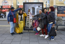 Teilnehmerinnen mit Projektanzeige im öffentlichen Raum