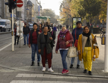 Teilnehmerinnen mit Projektanzeige im öffentlichen Raum