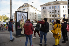 Teilnehmerinnen mit Projektanzeige im öffentlichen Raum