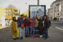 Teilnehmerinnen mit Projektanzeige im öffentlichen Raum