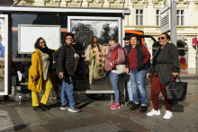 Teilnehmerinnen mit Projektanzeige im öffentlichen Raum