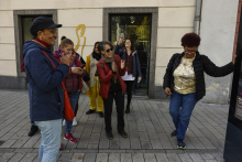 Teilnehmerinnen mit Projektanzeige im öffentlichen Raum