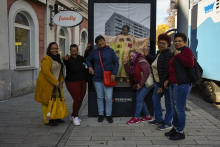 Teilnehmerinnen mit Projektanzeige im öffentlichen Raum