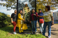 Teilnehmerinnen mit Projektanzeige im öffentlichen Raum