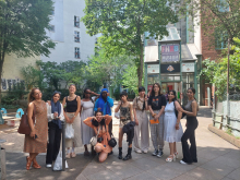 Vor der Ausstellung von International Women* Space