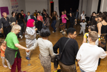 Menschen tanzen zusammen bei IZRAA Performance