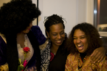 Drei Frauen beim Feiern