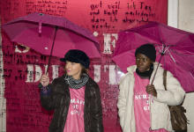 Demo: 2 Frauen mit pinkem Schirm