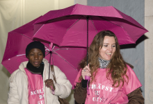 Demo: Frauen mit pinkem Schirm
