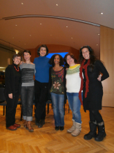 <p>Gruppenfoto: Luzenir Caixeta, Koordinatorin von maiz; Sandra Hochholzer, Projektleiterin Self-defenceIT; Assimina Gouma, Kommunikationswissenschaftlerin; Kim Carrington, maiz, Encarnacion Gutierrez Rodriguez, UNI Manchester; Claudia Lima, Theaterpädagogin.</p>
