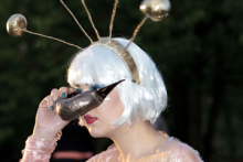 Lady Kaka im Kaka-Kleid